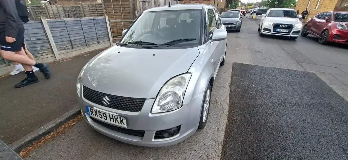 Usado Suzuki Swift GLX 101 HP (74 kW) 2009 Prateado Citadino