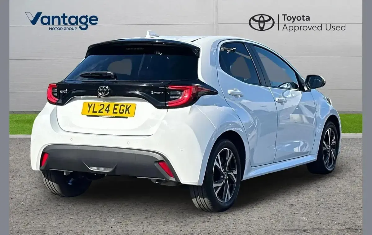 Used Toyota Yaris Design 113 HP (83 kW) 2024 White Hatchback