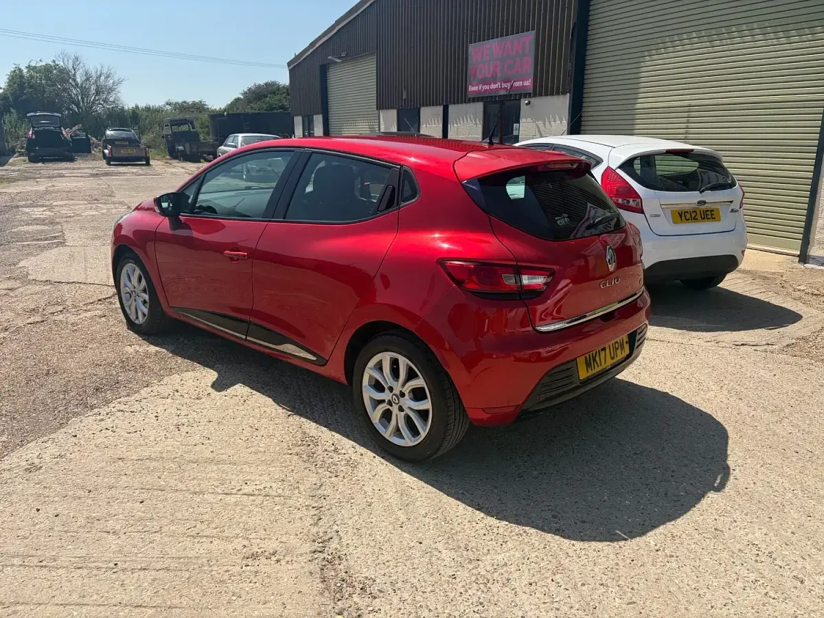 Used Renault Clio Dynamique 90 HP (66 kW) 2017 Red Hatchback