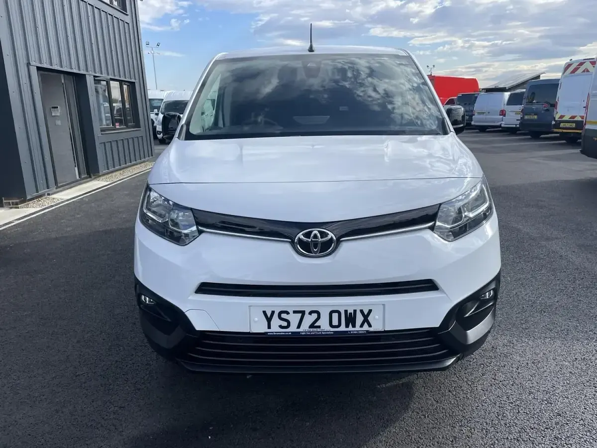 Used Toyota Proace 100 HP (73 kW) 2023 White MPV