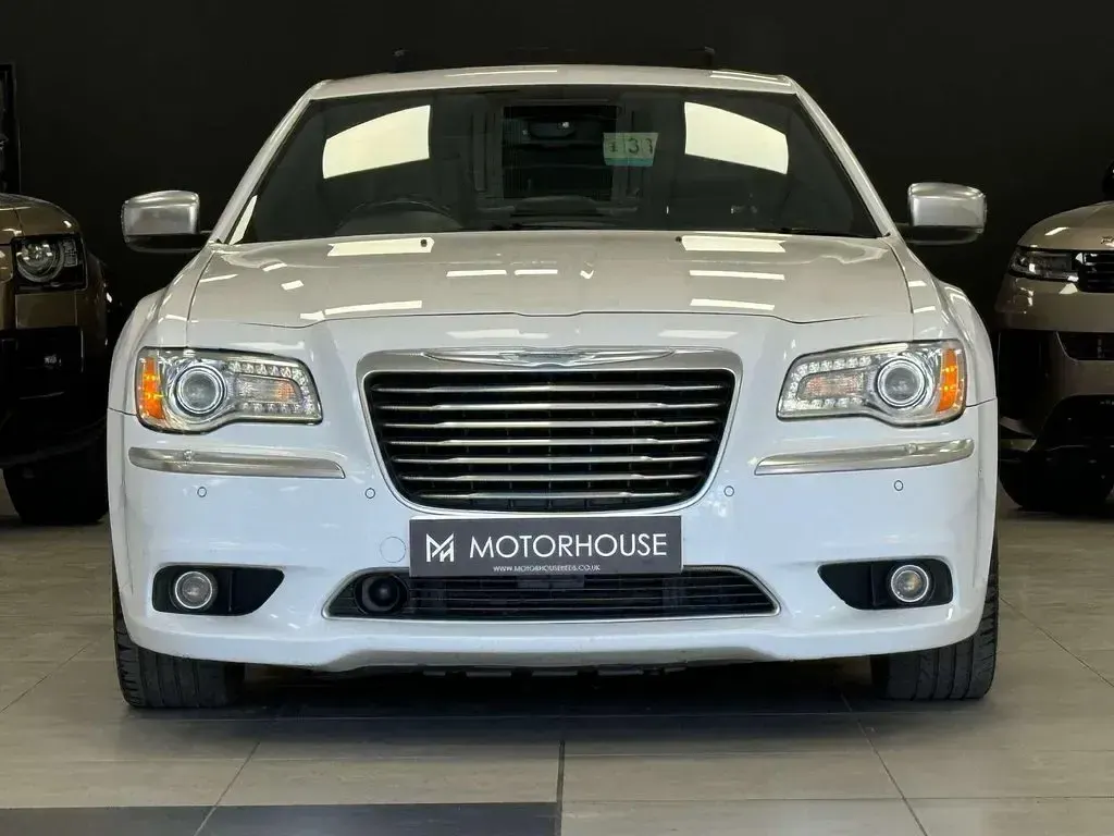 Used Chrysler 300C Executive 236 HP (173 kW) 2013 White Sedan