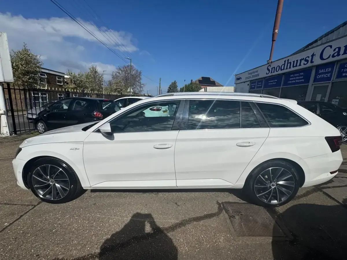 Usado Skoda Superb LAURIN & KLEMENT 190 CV (139 kW) 2016 Blanco Familiar
