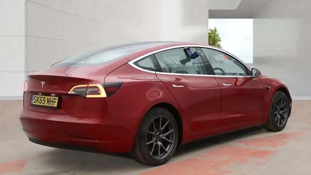 Usado Tesla Model 3 Standard Range 239 kW (325 HP) 2019 Vermelho Sedan