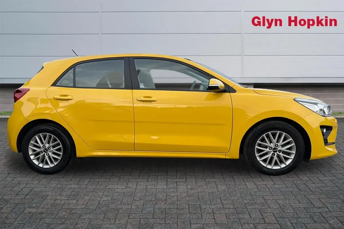 Used Kia Rio 84 HP (61 kW) 2022 Yellow Hatchback