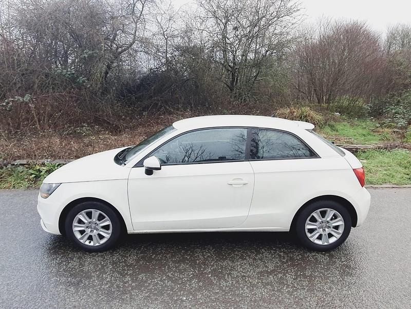 Used Audi A1 86 HP (63 kW) 2011 White Hatchback