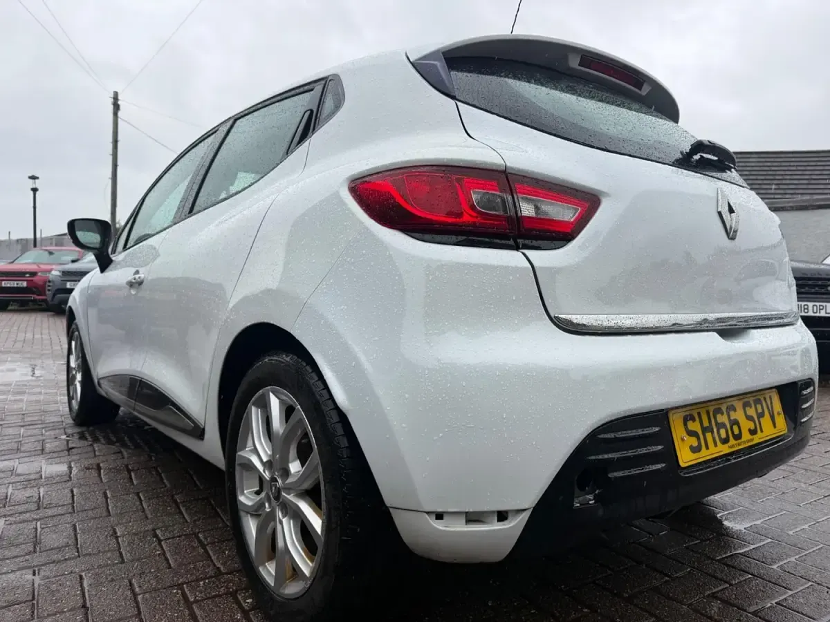 Used Renault Clio Dynamique 75 HP (55 kW) 2016 White Hatchback