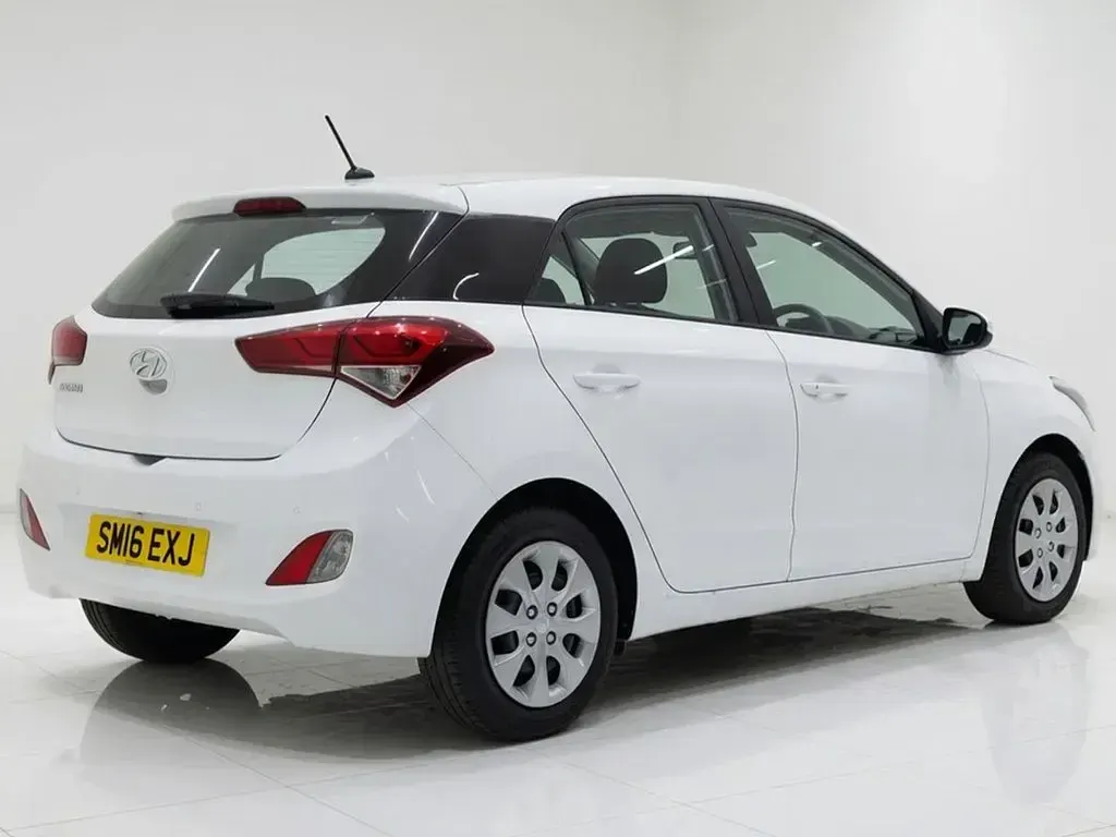 Used Hyundai i20 2016 White Hatchback