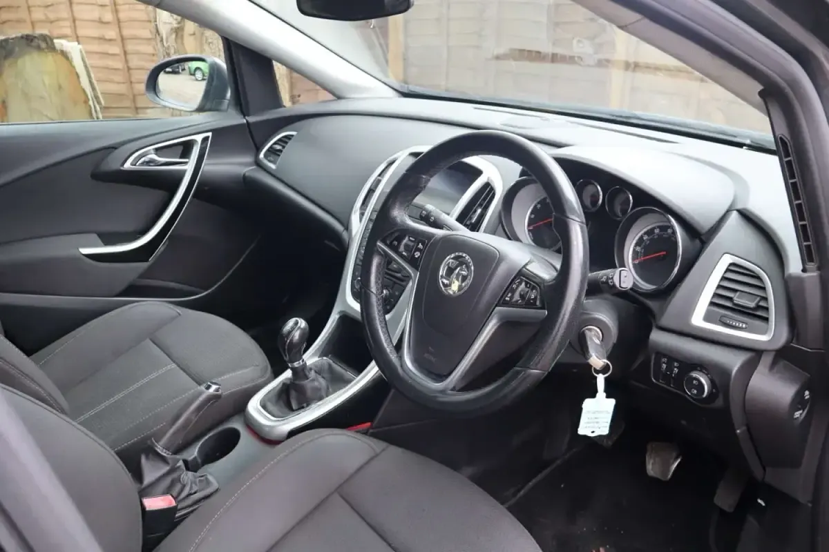 Begagnad Vauxhall Astra SRi 100 HK (73 kW) 2014 Grå Halvkombi