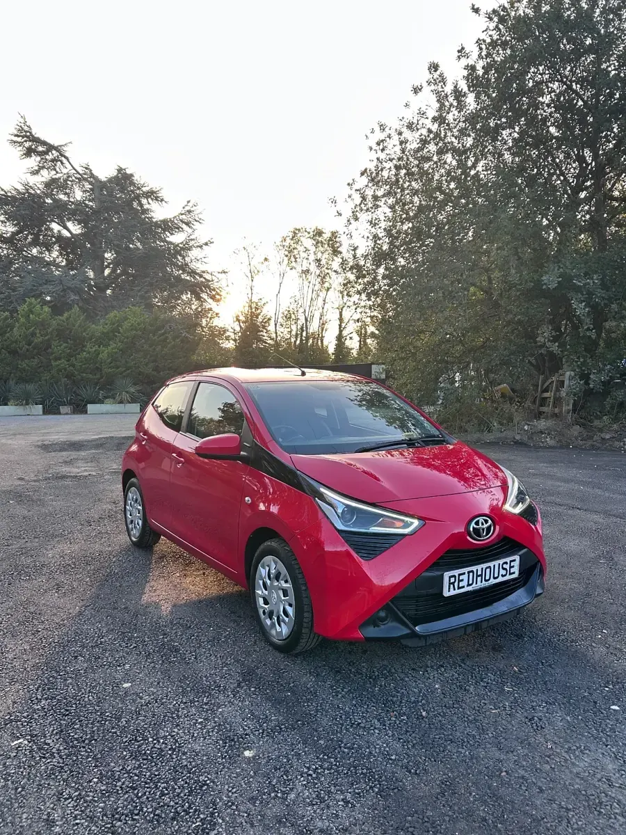 Second-hand Toyota Aygo X-play 72 CP (52 kW) 2019 Roșu Hatchback