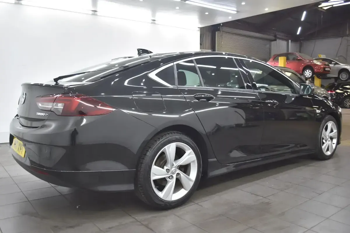 Used Vauxhall Insignia SRi 170 HP (125 kW) 2017 Black Hatchback