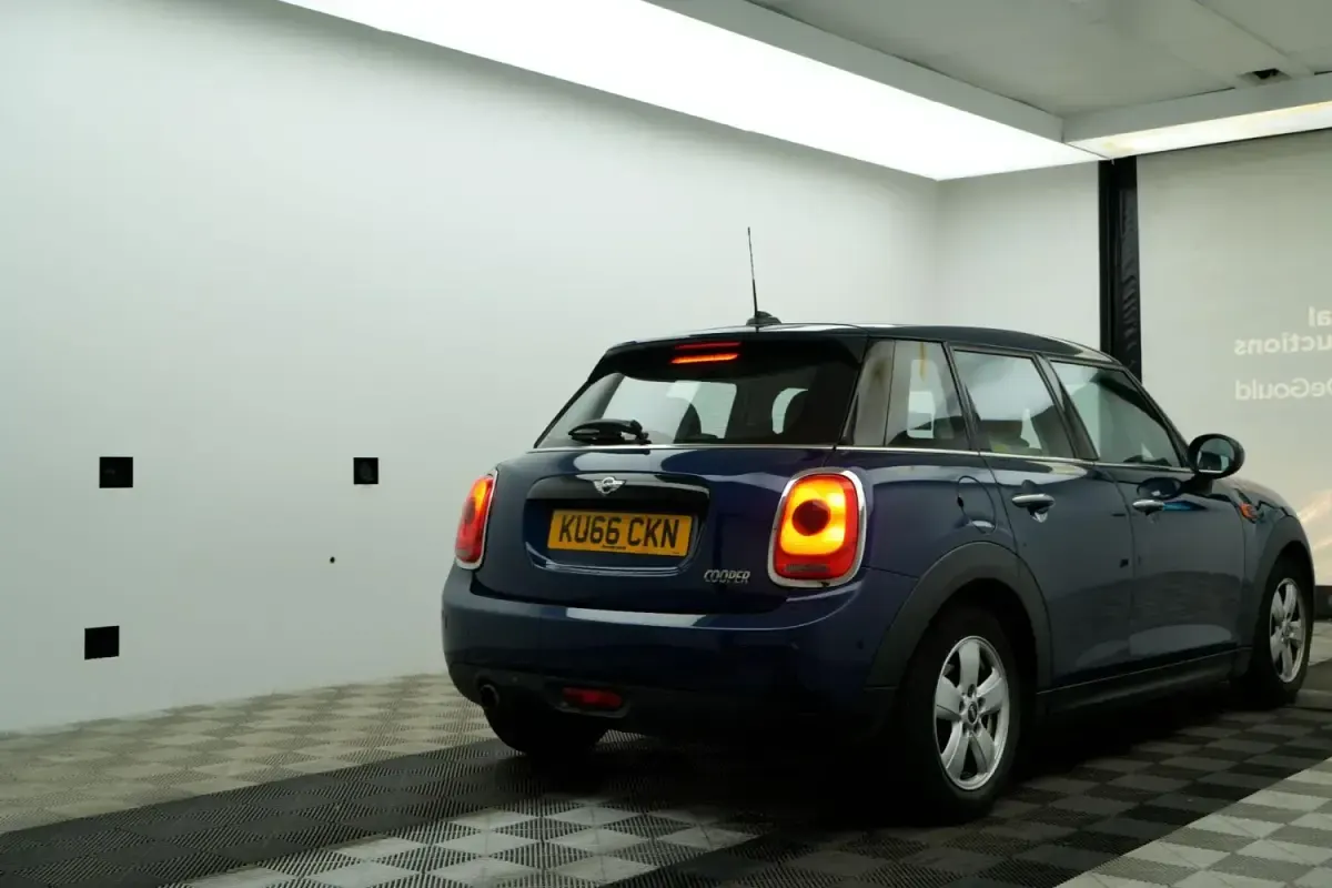 Usado Mini Cooper Hatch 2016 Azul Utilitario