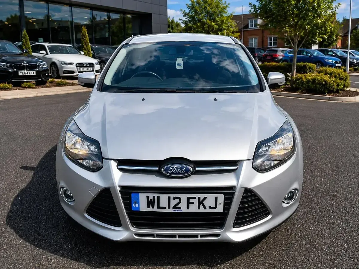 Used Ford Focus Zetec 125 HP (91 kW) 2012 Silver Hatchback