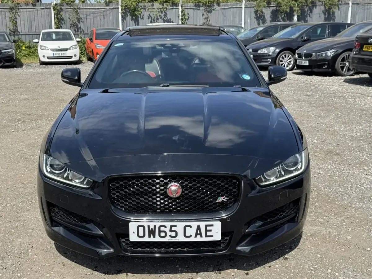 Usado Jaguar XE R-Sport 180 HP (132 kW) 2016 Preto Sedan