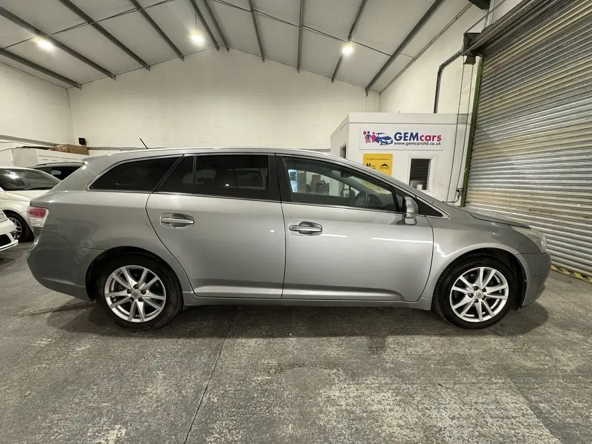 Used Toyota Avensis 147 HP (108 kW) 2010 Grey Estate