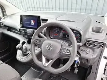 Second-hand Vauxhall Combo Sportive 100 CP (73 kW) 2022 Alb Monovolum