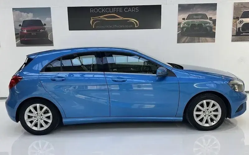 Używany Mercedes A180 SE 109 KM (80 kW) 2015 Niebieski Hatchback