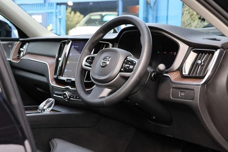 Second-hand Volvo XC60 Ultimate 250 CP (183 kW) 2022 Negru SUV