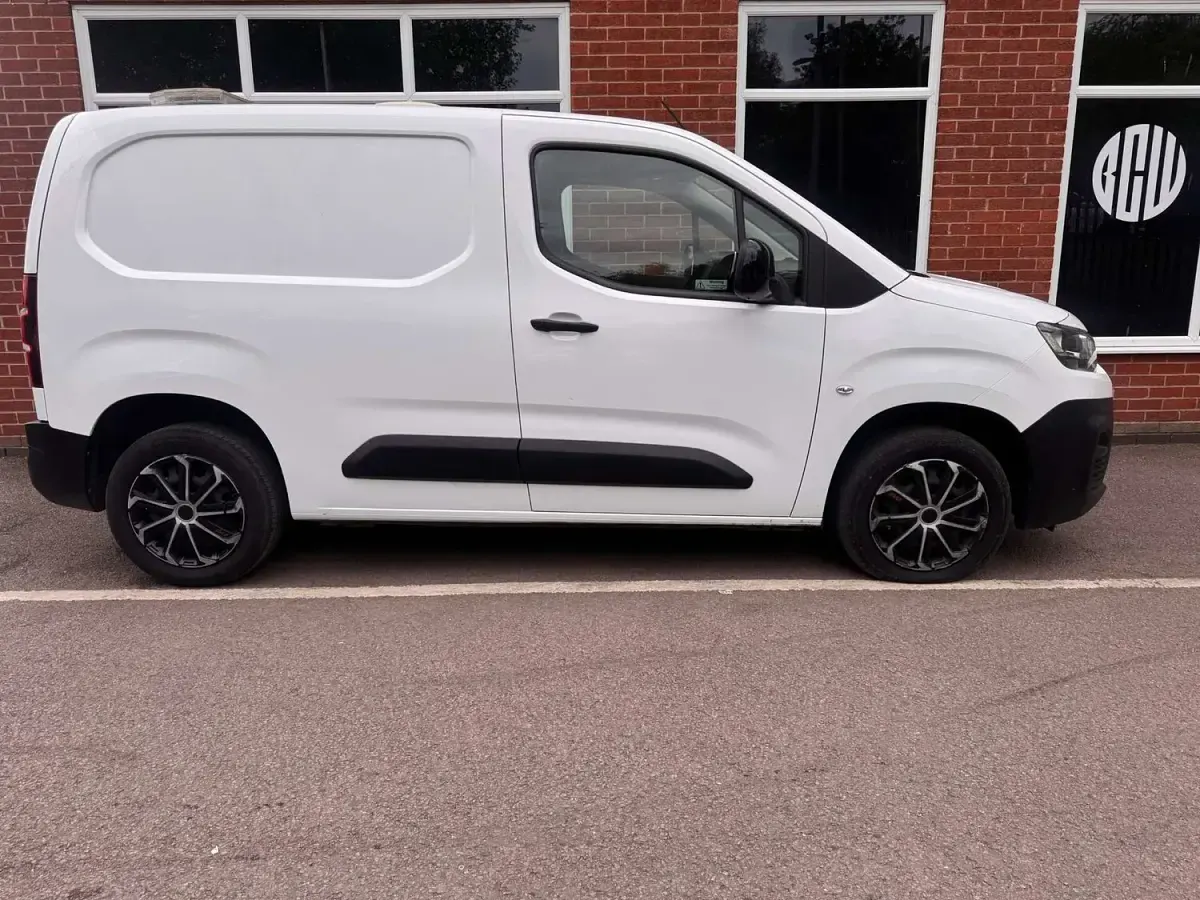 Second-hand Citroën Berlingo 100 CP (73 kW) 2022 Alb Monovolum