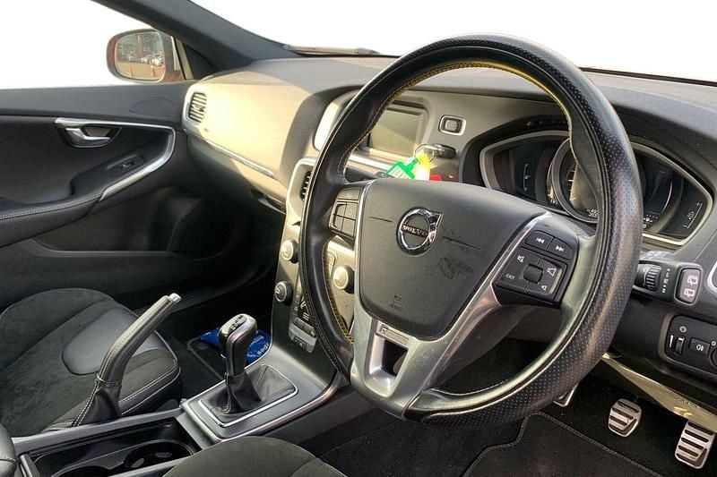 Begagnad Volvo V40 R-Design 2016 Röd Halvkombi