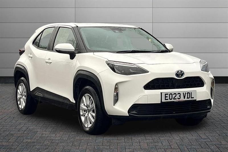 Pure white Used 2023 Toyota Yaris Cross SUV | £19,495 (Good price) - Image 1/4