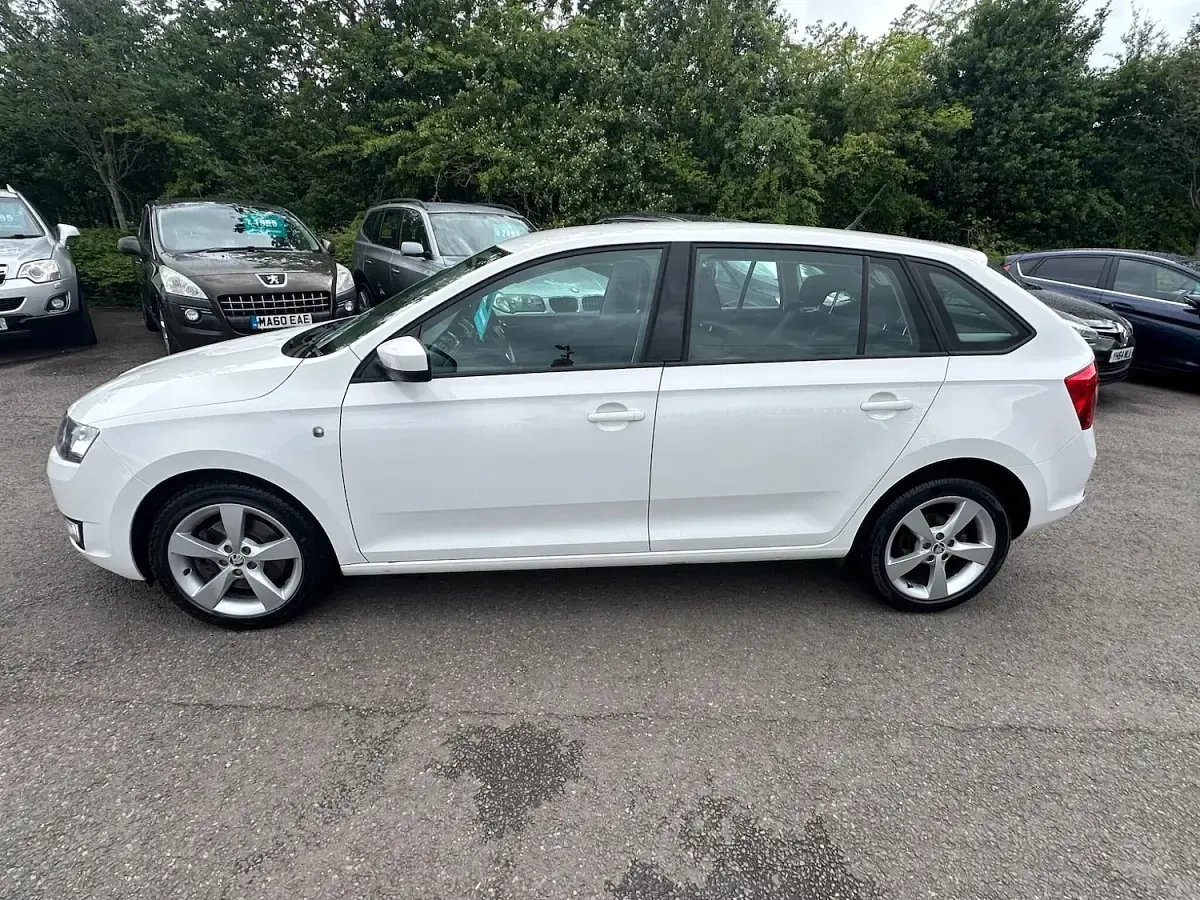 Used Skoda Rapid SE 2015 White Hatchback