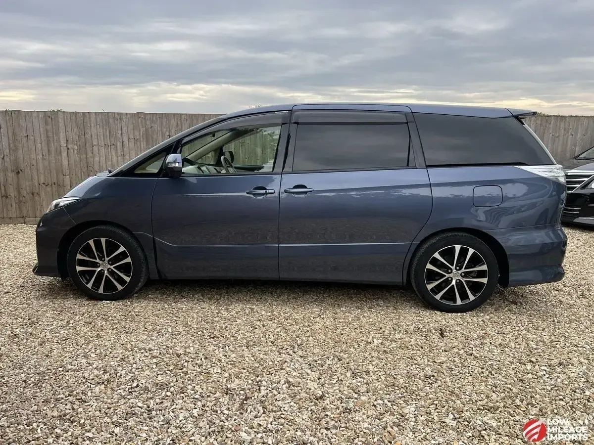 Begagnad Toyota Estima 170 HK (125 kW) 2013 Blå Minibuss