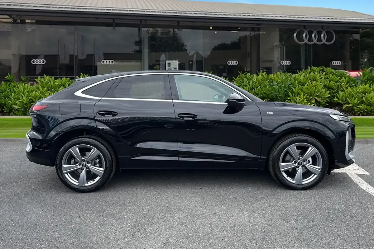 New Audi Q3 S-Line 150 HP (110 kW) 2026 Black SUV
