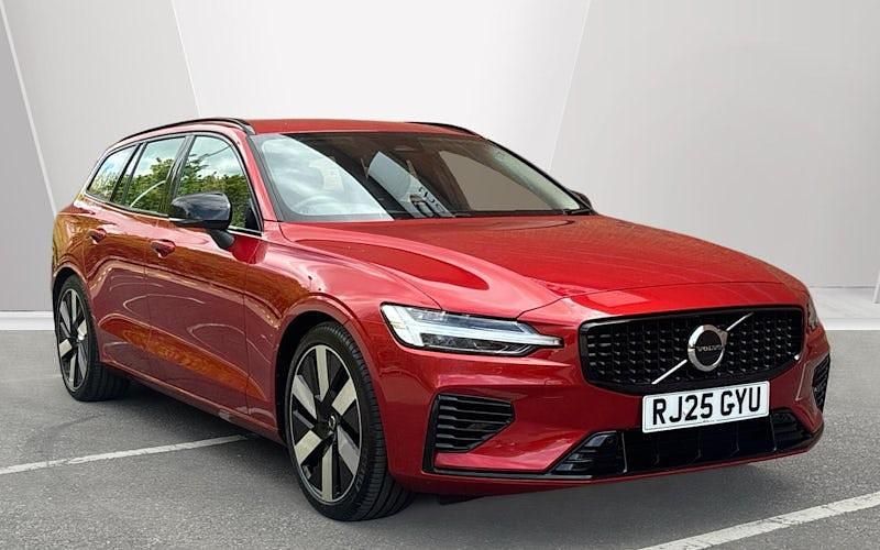 Usado Volvo V60 Plus 350 HP (257 kW) 2025 Vermelho Carrinha