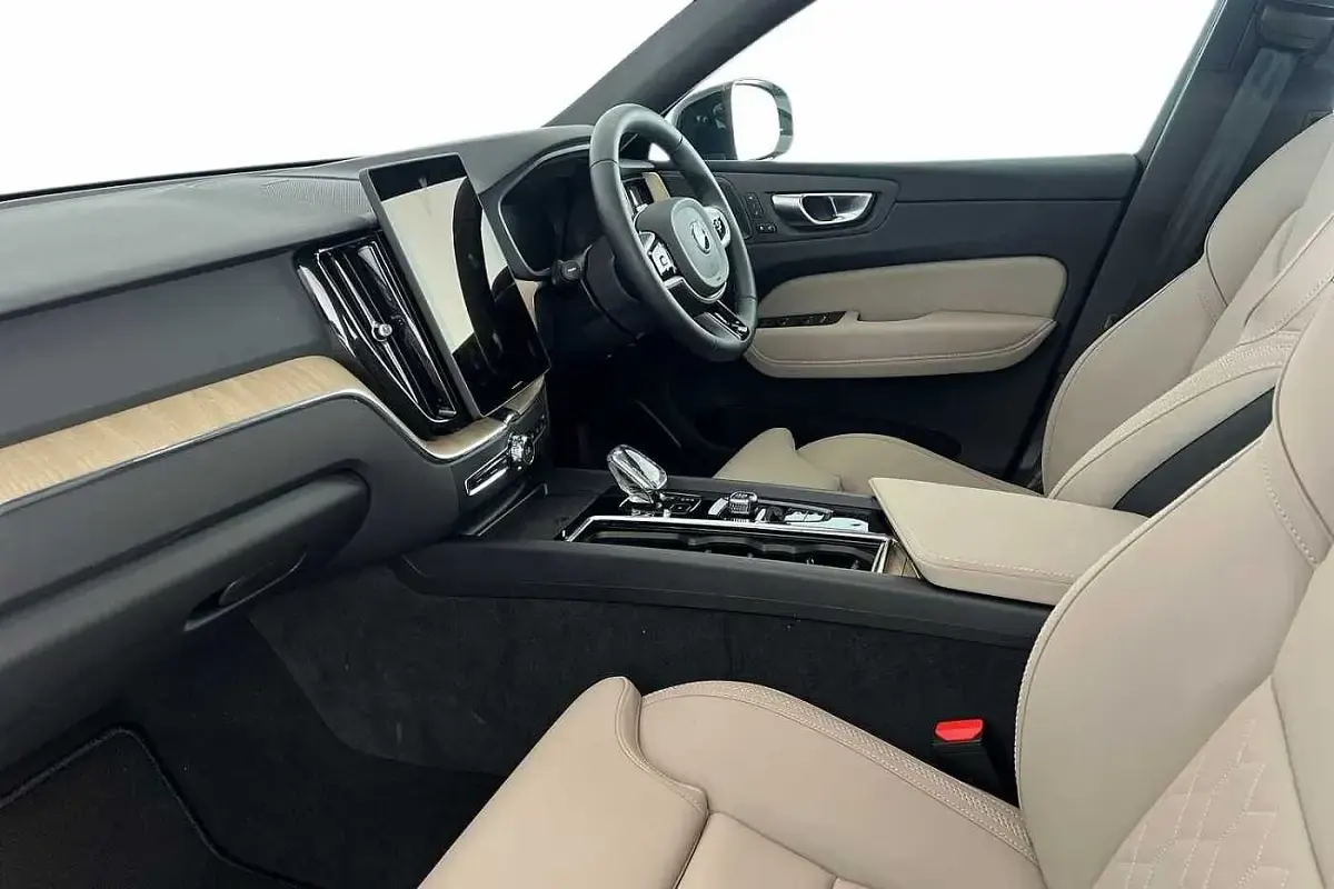 Used Volvo XC60 Plus 250 HP (183 kW) 2025 Crystal white SUV