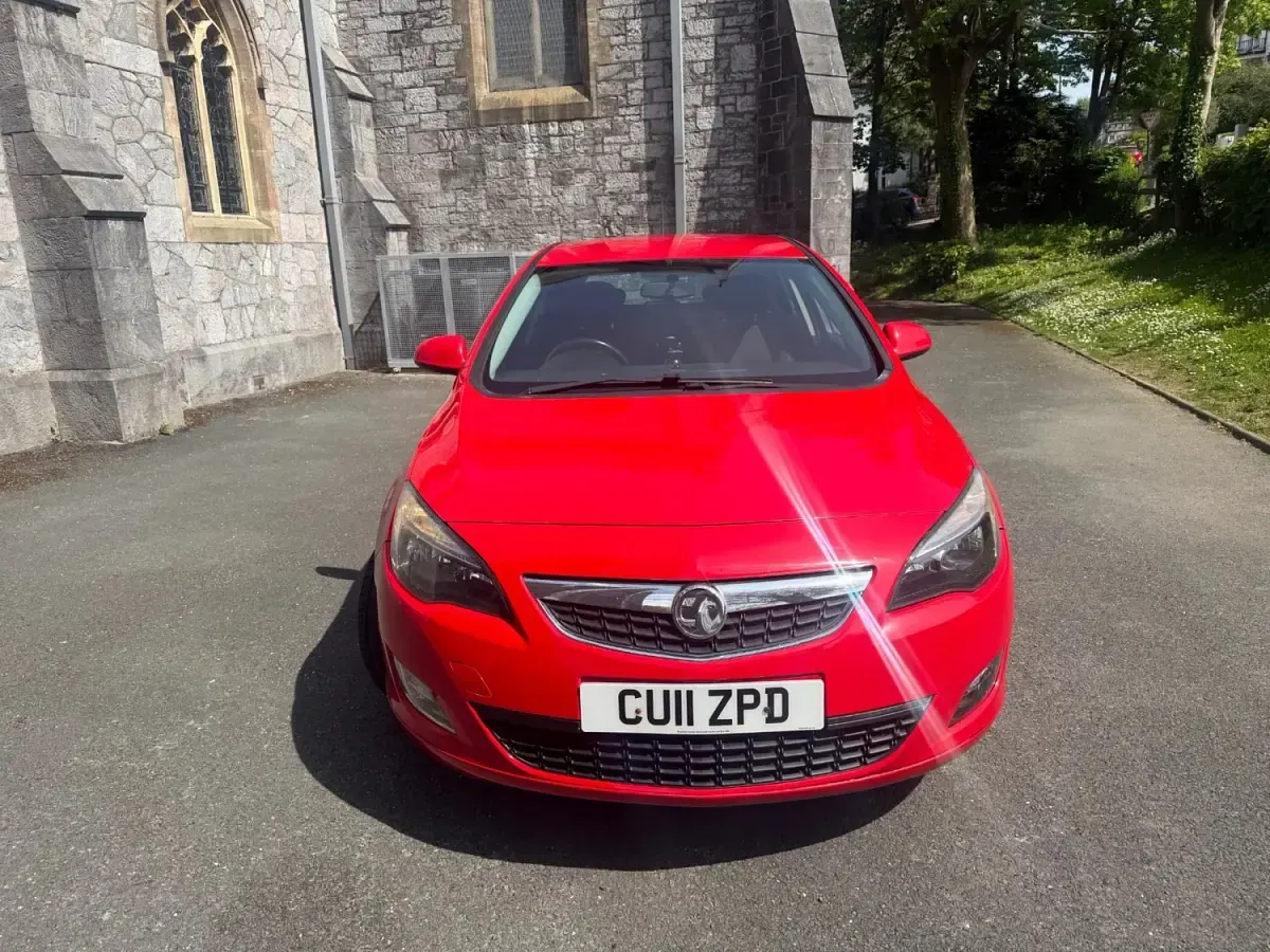 Second-hand Vauxhall Astra SRi 180 CP (132 kW) 2011 Roșu Hatchback