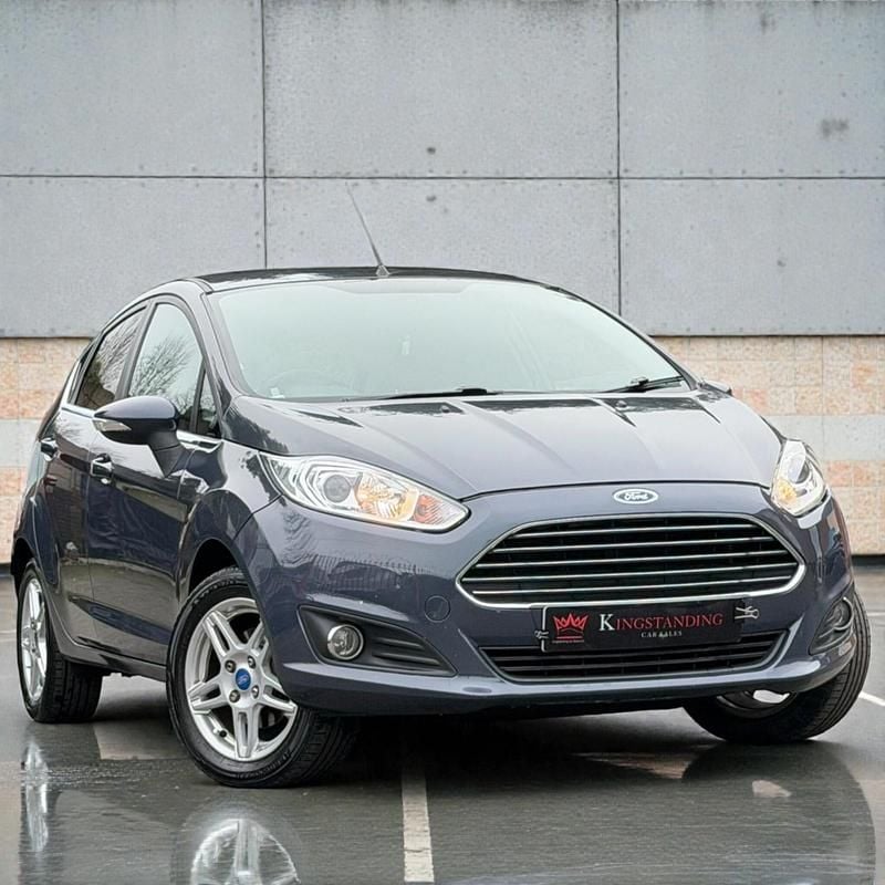Usado Ford Fiesta Zetec 105 HP (77 kW) 2013 Cinzento Citadino