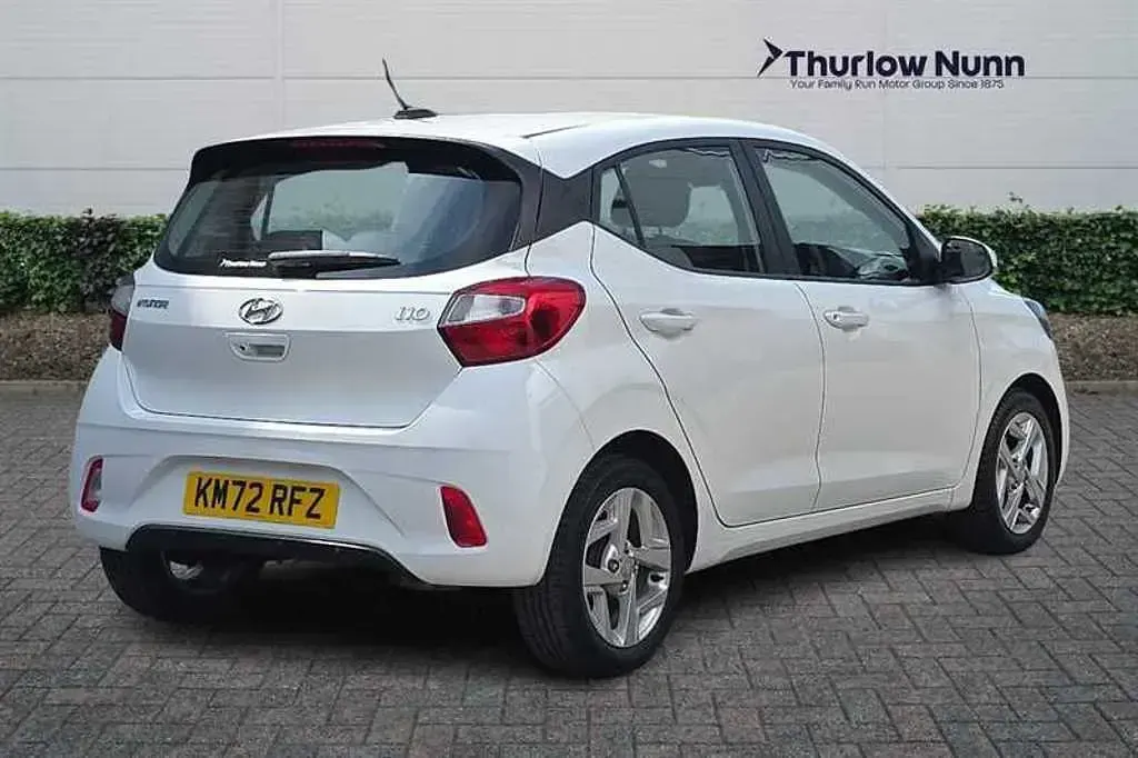 Used Hyundai i10 SE 67 HP (49 kW) 2022 Atlas white/black+white pck Hatchback