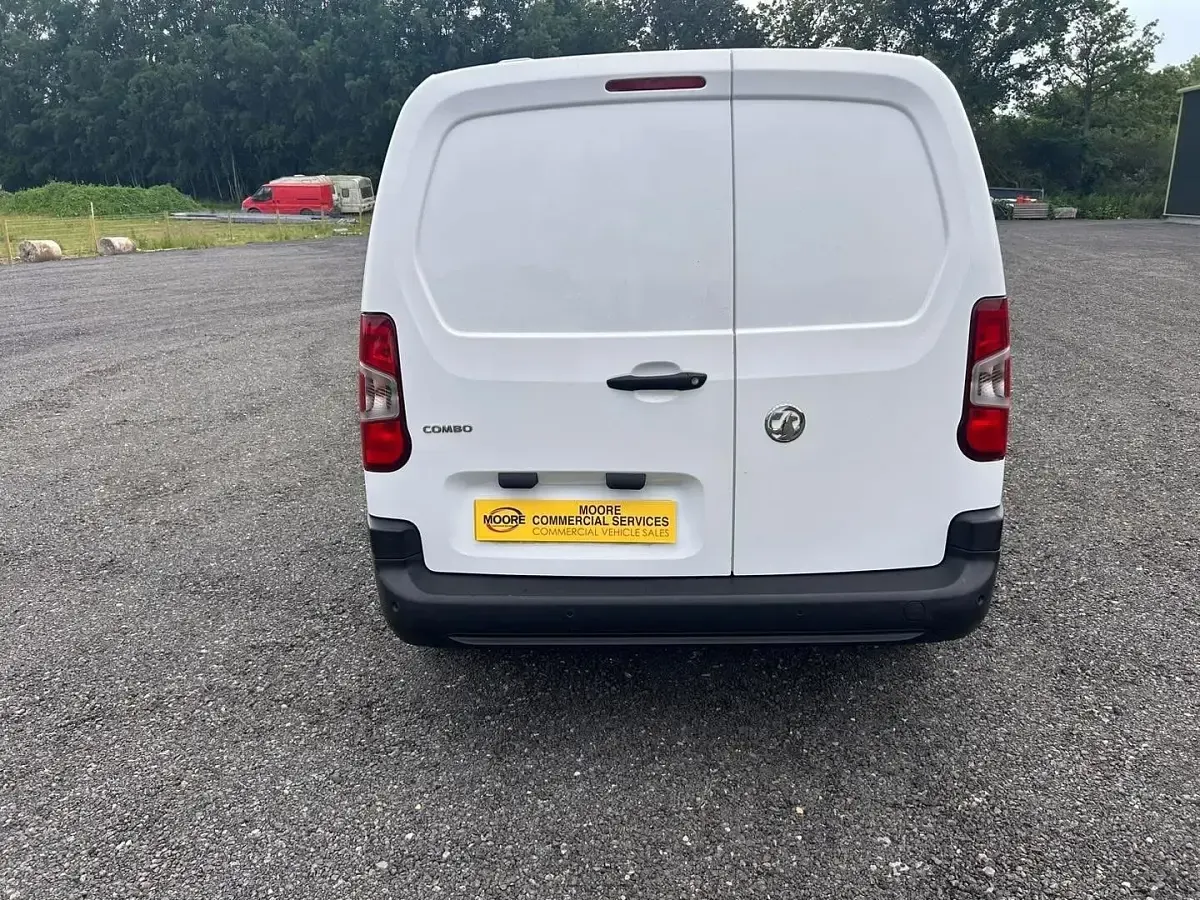 Used Vauxhall Combo 100 HP (73 kW) 2021 White MPV