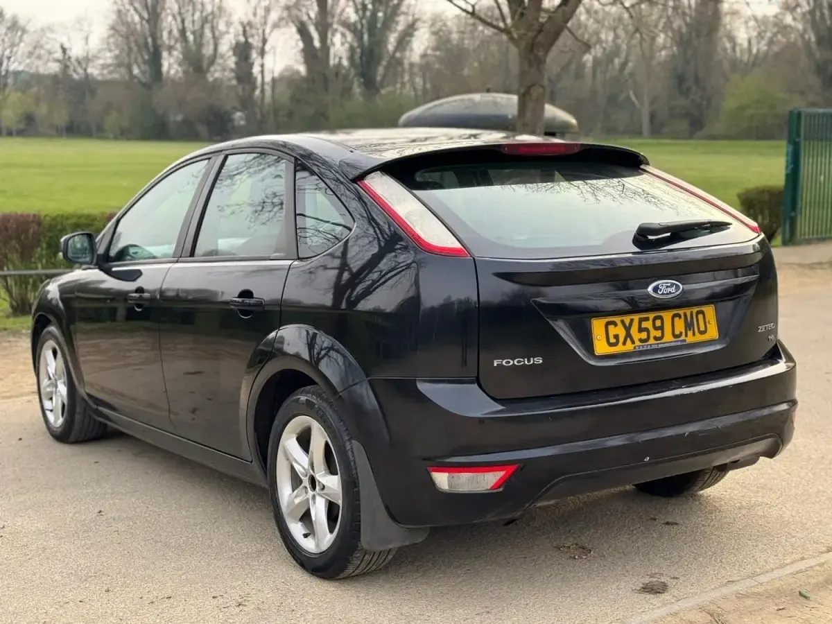 Usado Ford Focus Zetec 99 CV (72 kW) 2009 Negro Utilitario