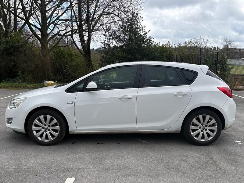 Used Vauxhall Astra 2010 White Hatchback
