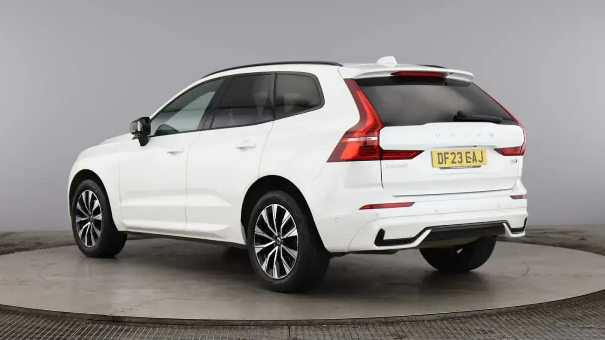 Used Volvo XC60 Plus 250 HP (183 kW) 2023 Crystal white SUV