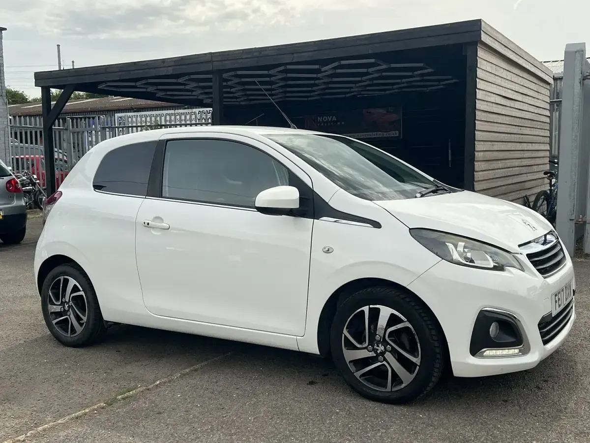 Used Peugeot 108 Allure 82 HP (60 kW) 2017 White Hatchback