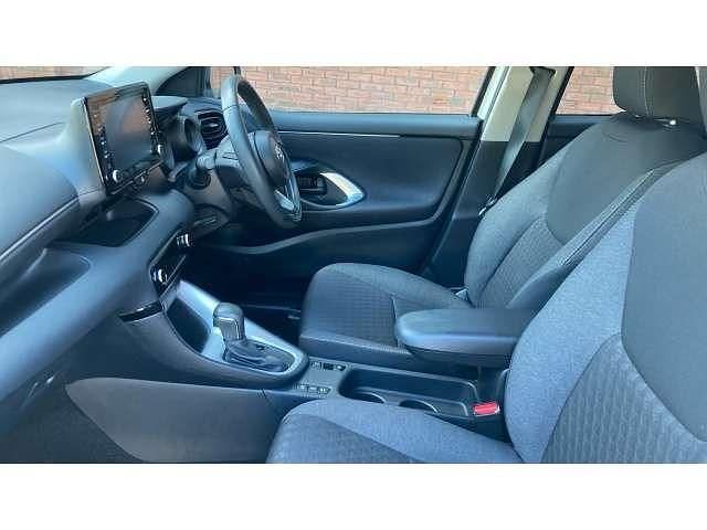 Used Toyota Yaris Hybrid Design 116 HP (85 kW) 2023 White Hatchback