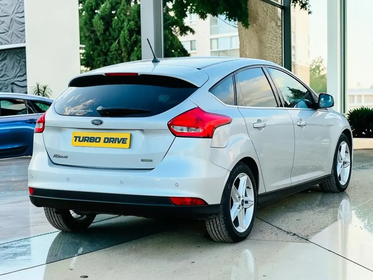 Begagnad Ford Focus Zetec 125 HK (91 kW) 2018 Silver Halvkombi