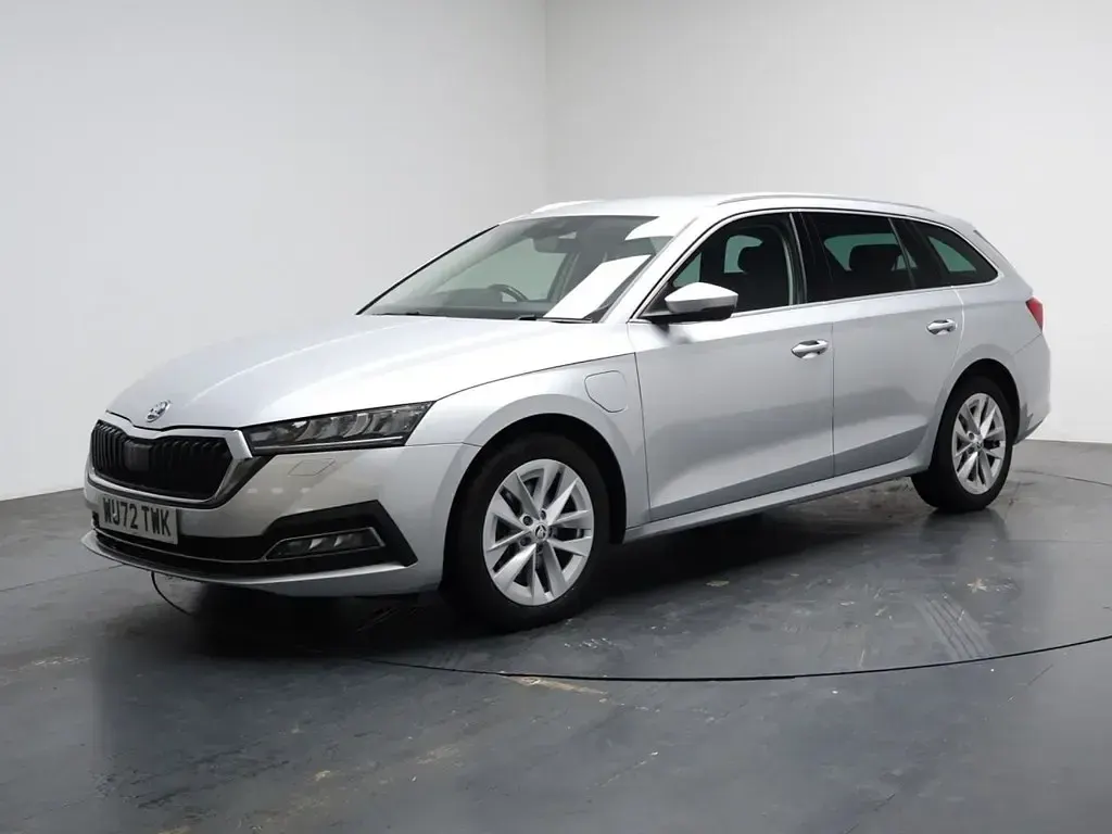 Używany Skoda Octavia SE L 204 KM (150 kW) 2022 Srebrny Kombi