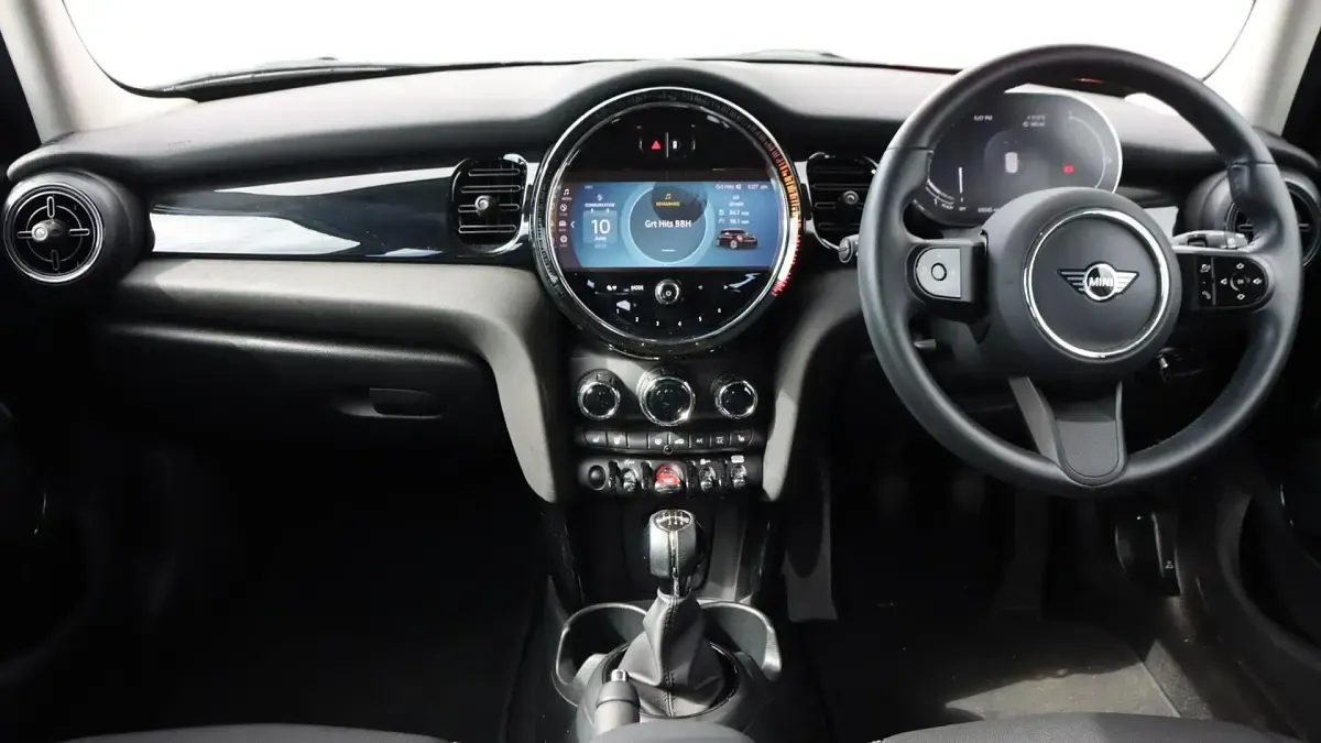 Used Mini Cooper Classic 134 HP (98 kW) 2023 White Hatchback