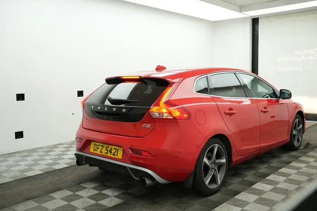 Used Volvo V40 R-Design 115 HP (84 kW) 2013 Red Hatchback