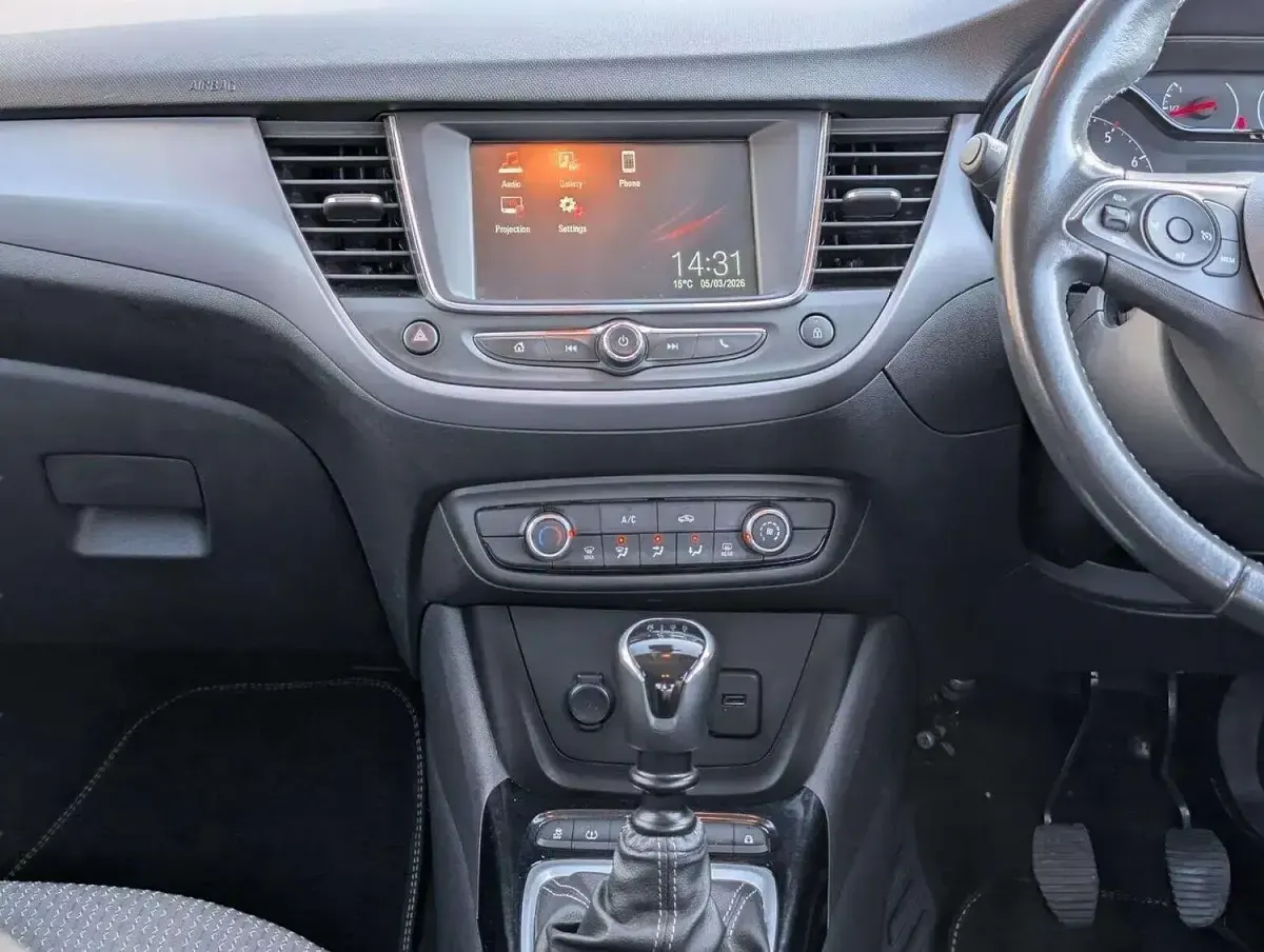Used Vauxhall Crossland S 109 HP (80 kW) 2021 White SUV