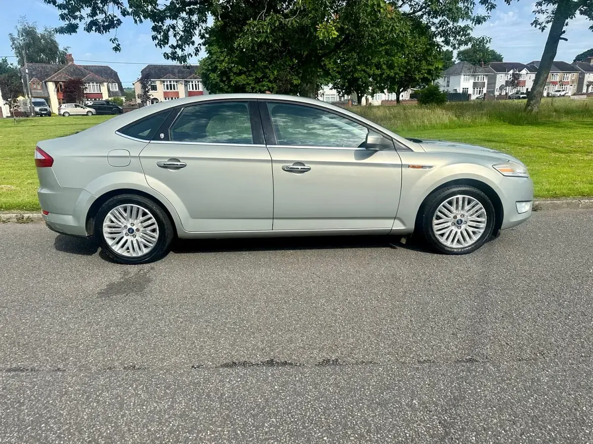 Used Ford Mondeo Ghia 140 HP (102 kW) 2008 Silver Hatchback