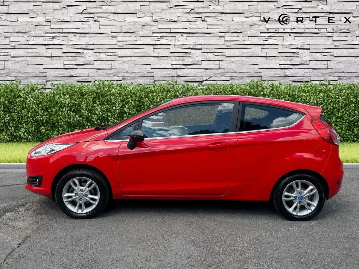 Used Ford Fiesta Zetec 82 HP (60 kW) 2015 Red Hatchback