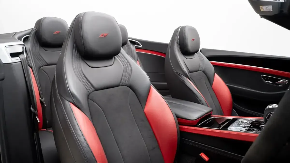 Begagnad Bentley Continental 550 HK (404 kW) 2022 Svart Cab