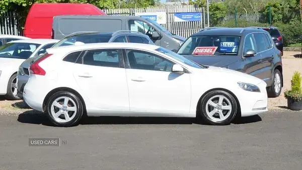 Used Volvo V40 SE 115 HP (84 kW) 2014 White Hatchback
