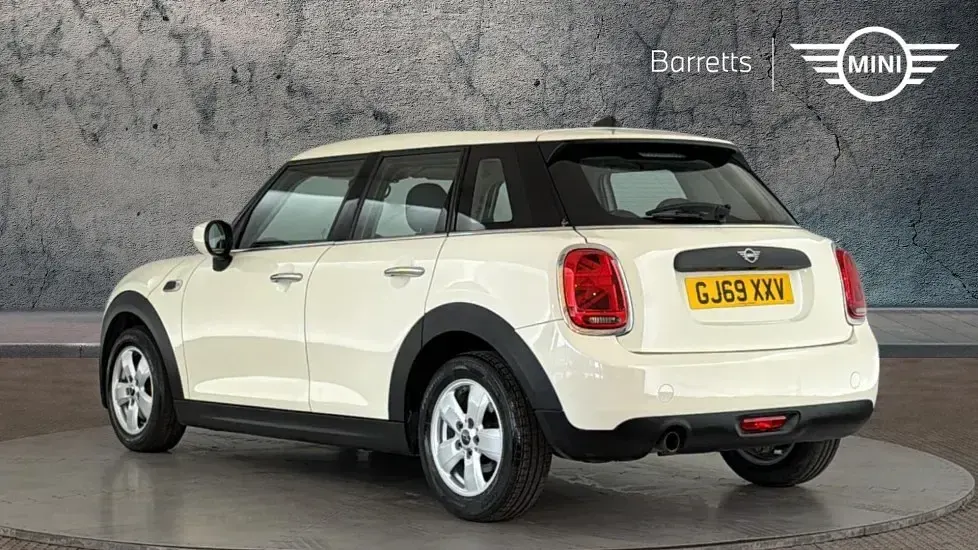 Used Mini ONE Classic 101 HP (74 kW) 2019 White Hatchback