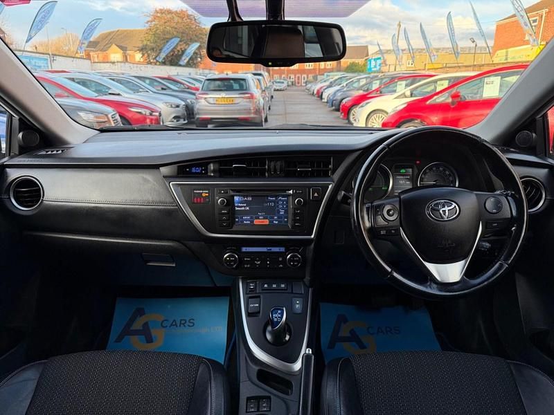 Used Toyota Auris Hybrid 136 HP (100 kW) 2014 White Estate