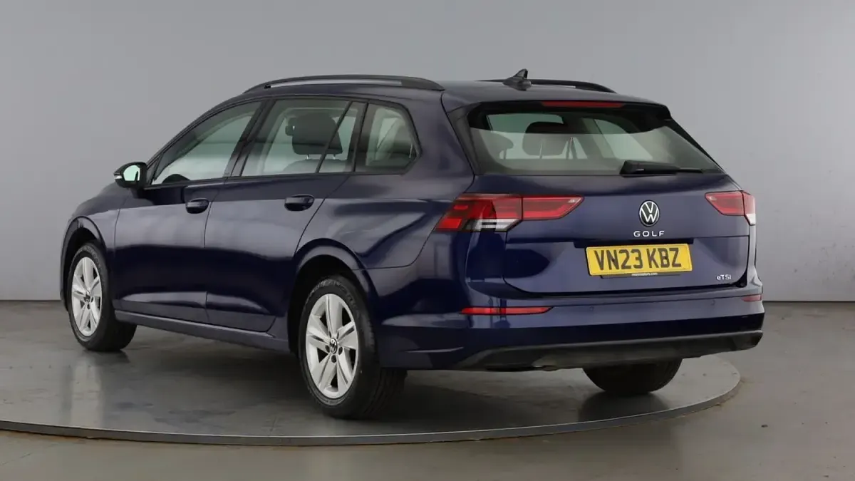 Used VW Golf VIII Life 110 HP (80 kW) 2023 Blue Estate